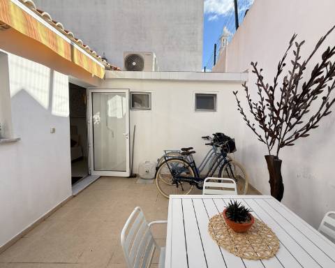 Casa geminada com charme I T2 +1 I Quintal I Centro de Vila Real de Santo António