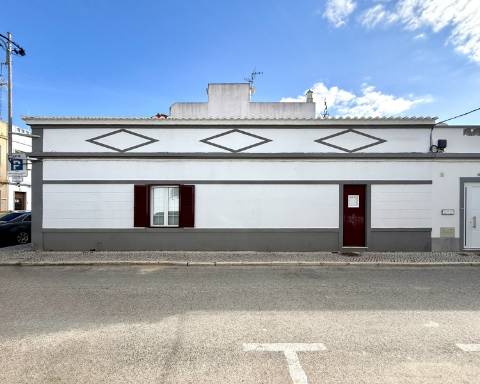 Casa geminada com charme I T2 +1 I Quintal I Centro de Vila Real de Santo António