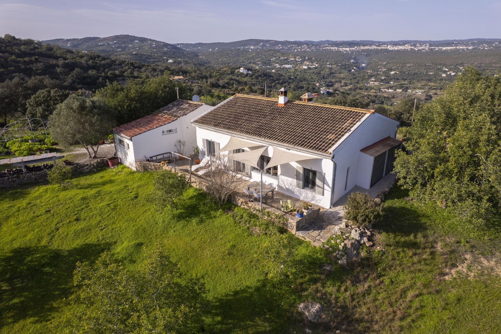 Encantadora casa de campo I 3 quartos I Terreno de 2 ha I Vistas magníficas sobre o campo I Perto de Estói