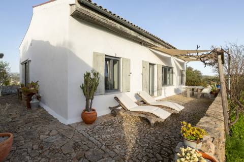 Encantadora casa de campo I 3 quartos I Terreno de 2 ha I Vistas magníficas sobre o campo I Perto de Estói