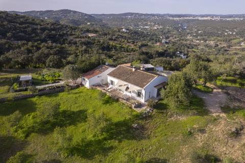 Encantadora casa de campo I 3 quartos I Terreno de 2 ha I Vistas magníficas sobre o campo I Perto de Estói