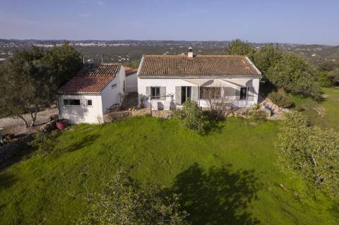 Encantadora casa de campo I 3 quartos I Terreno de 2 ha I Vistas magníficas sobre o campo I Perto de Estói