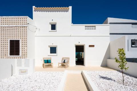 Moradia geminada elegante e renovada | 2 quartos | Tanque | Pátio | Vista panorâmica para o campo