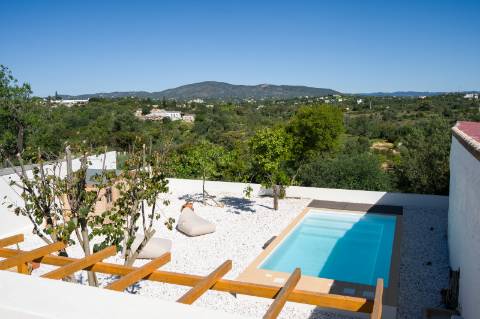 Moradia geminada elegante e renovada | 2 quartos | Tanque | Pátio | Vista panorâmica para o campo