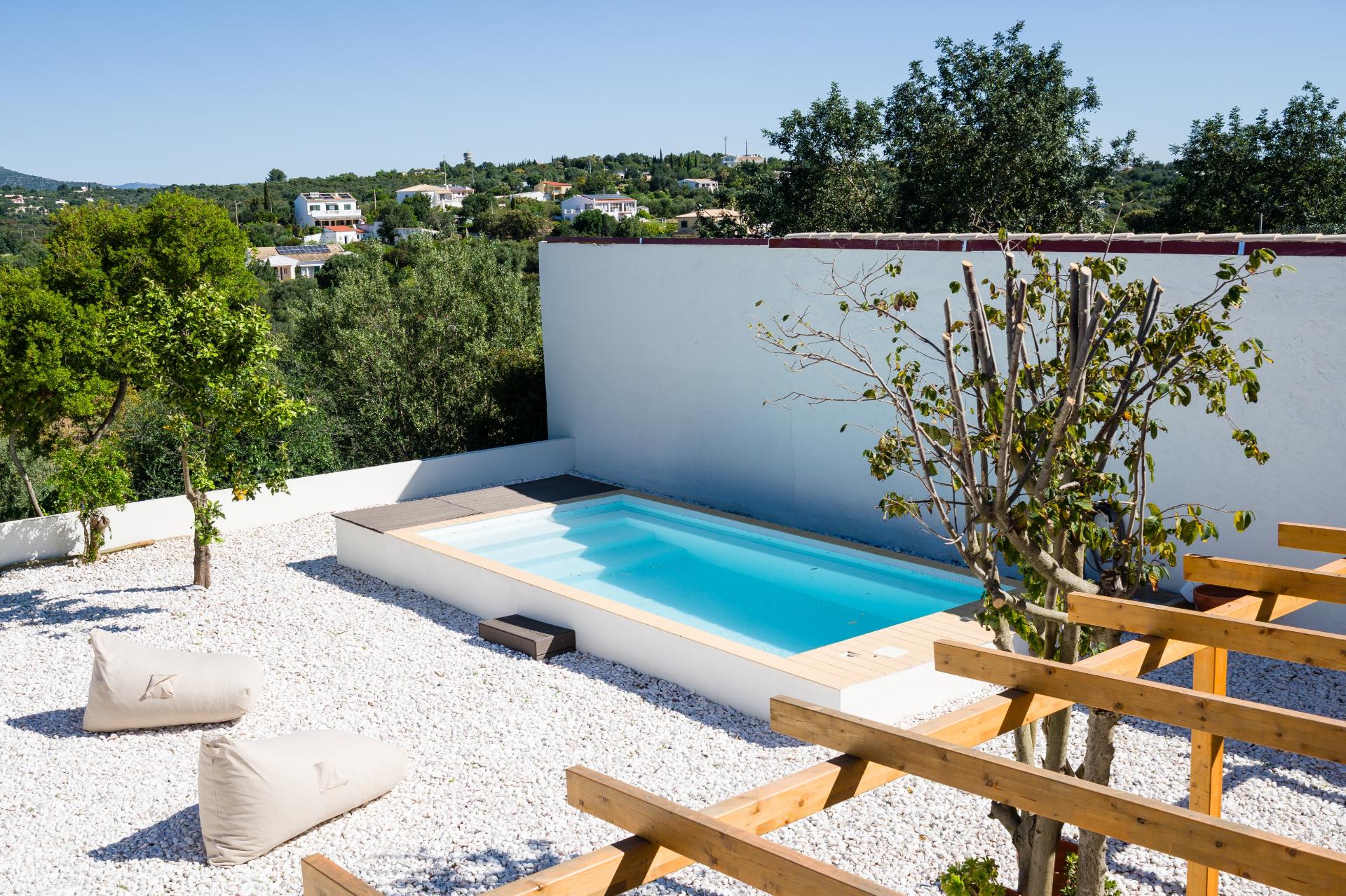 Moradia geminada elegante e renovada | 2 quartos | Tanque | Pátio | Vista panorâmica para o campo