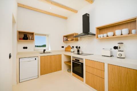 Moradia geminada elegante e renovada | 2 quartos | Tanque | Pátio | Vista panorâmica para o campo