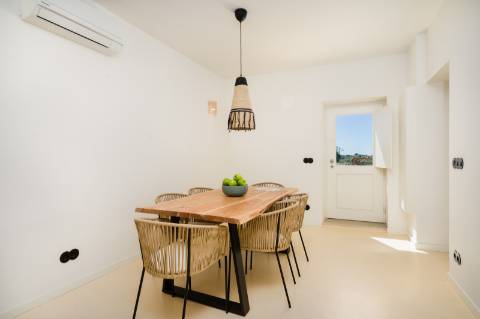 Moradia geminada elegante e renovada | 2 quartos | Tanque | Pátio | Vista panorâmica para o campo