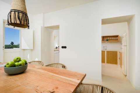 Moradia geminada elegante e renovada | 2 quartos | Tanque | Pátio | Vista panorâmica para o campo