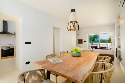 Moradia geminada elegante e renovada | 2 quartos | Tanque | Pátio | Vista panorâmica para o campo