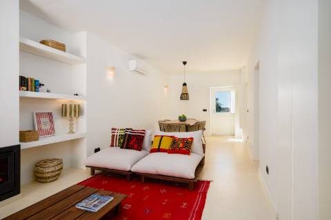 Moradia geminada elegante e renovada | 2 quartos | Tanque | Pátio | Vista panorâmica para o campo