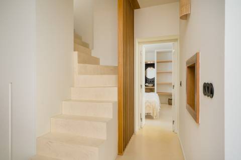 Moradia geminada elegante e renovada | 2 quartos | Tanque | Pátio | Vista panorâmica para o campo