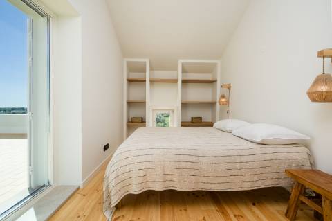 Moradia geminada elegante e renovada | 2 quartos | Tanque | Pátio | Vista panorâmica para o campo