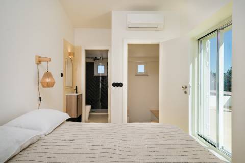 Moradia geminada elegante e renovada | 2 quartos | Tanque | Pátio | Vista panorâmica para o campo