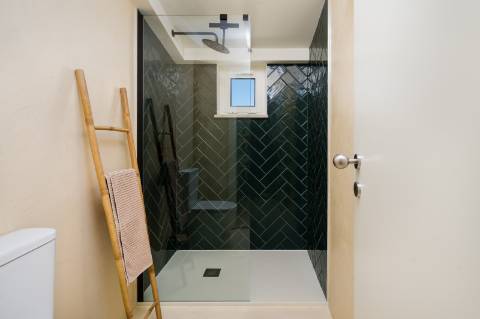 Moradia geminada elegante e renovada | 2 quartos | Tanque | Pátio | Vista panorâmica para o campo