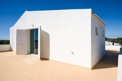 Moradia geminada elegante e renovada | 2 quartos | Tanque | Pátio | Vista panorâmica para o campo