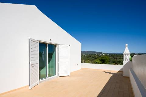 Moradia geminada elegante e renovada | 2 quartos | Tanque | Pátio | Vista panorâmica para o campo