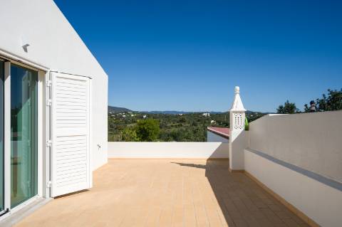 Moradia geminada elegante e renovada | 2 quartos | Tanque | Pátio | Vista panorâmica para o campo