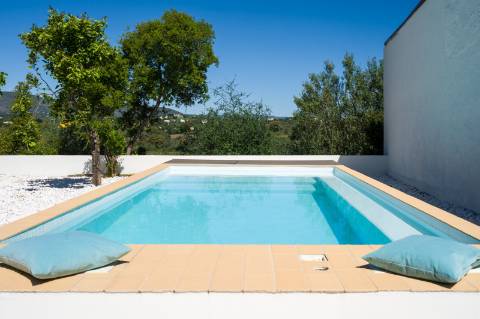 Moradia geminada elegante e renovada | 2 quartos | Tanque | Pátio | Vista panorâmica para o campo