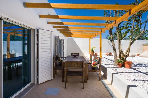 Moradia geminada elegante e renovada | 2 quartos | Tanque | Pátio | Vista panorâmica para o campo