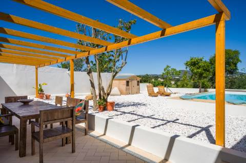 Moradia geminada elegante e renovada | 2 quartos | Tanque | Pátio | Vista panorâmica para o campo