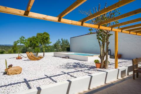 Moradia geminada elegante e renovada | 2 quartos | Tanque | Pátio | Vista panorâmica para o campo