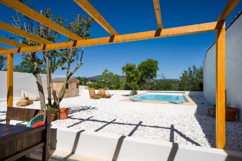 Moradia geminada elegante e renovada | 2 quartos | Tanque | Pátio | Vista panorâmica para o campo