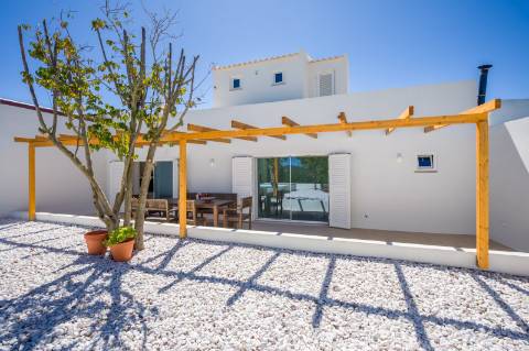 Moradia geminada elegante e renovada | 2 quartos | Tanque | Pátio | Vista panorâmica para o campo