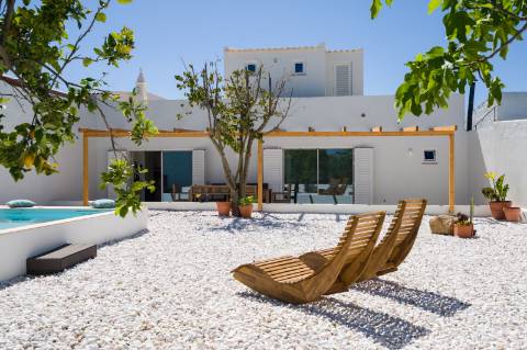 Moradia geminada elegante e renovada | 2 quartos | Tanque | Pátio | Vista panorâmica para o campo