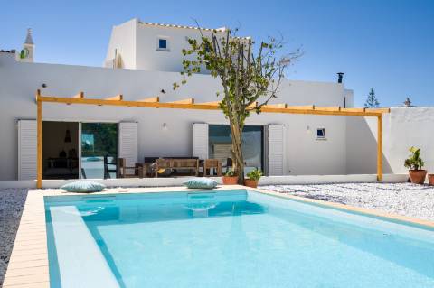 Moradia geminada elegante e renovada | 2 quartos | Tanque | Pátio | Vista panorâmica para o campo