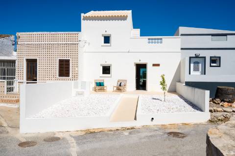 Moradia geminada elegante e renovada | 2 quartos | Tanque | Pátio | Vista panorâmica para o campo