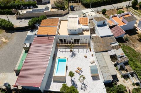 Moradia geminada elegante e renovada | 2 quartos | Tanque | Pátio | Vista panorâmica para o campo