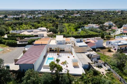 Moradia geminada elegante e renovada | 2 quartos | Tanque | Pátio | Vista panorâmica para o campo