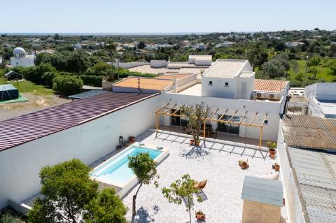 Moradia geminada elegante e renovada | 2 quartos | Tanque | Pátio | Vista panorâmica para o campo