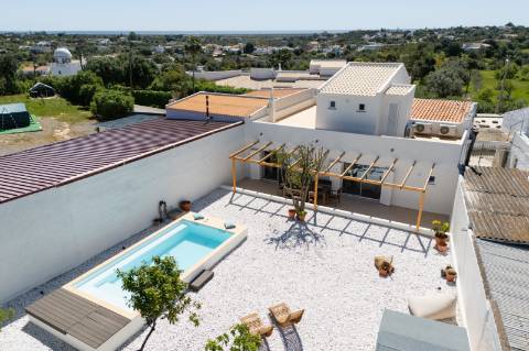 Moradia geminada elegante e renovada | 2 quartos | Tanque | Pátio | Vista panorâmica para o campo