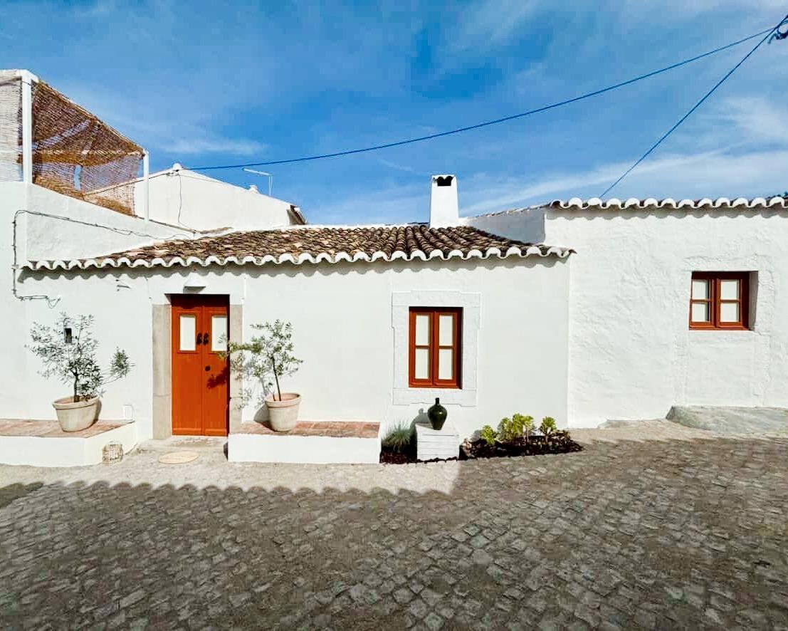 Propriedade de exceção em Estoi: Duas Quintas de Charme com Vista Mar Panorâmica | 3 Suites | Piscina | Terreno de 5800 m²