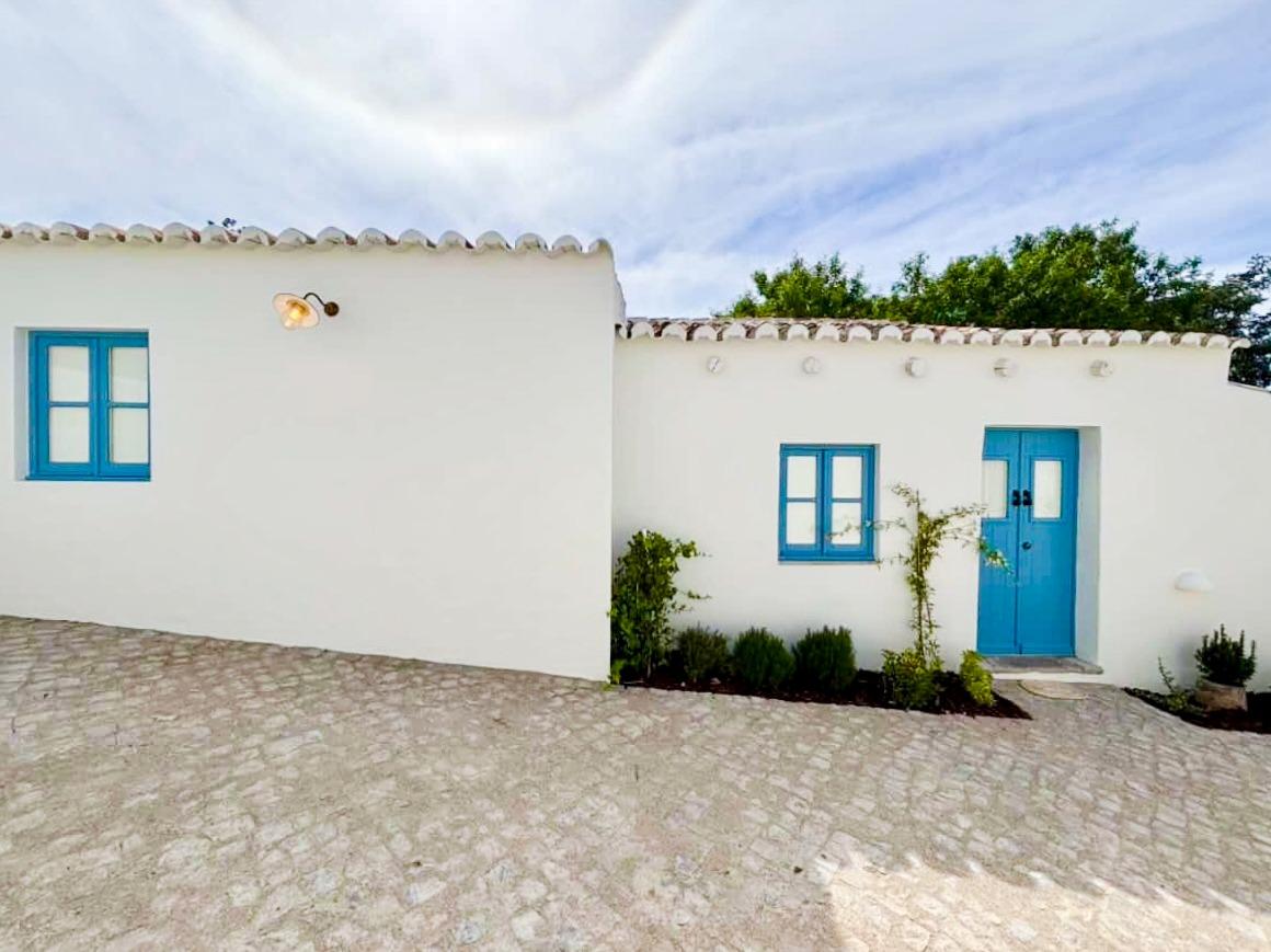 Propriedade de exceção em Estoi: Duas Quintas de Charme com Vista Mar Panorâmica | 3 Suites | Piscina | Terreno de 5800 m²