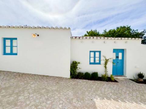 Propriedade de exceção em Estoi: Duas Quintas de Charme com Vista Mar Panorâmica | 3 Suites | Piscina | Terreno de 5800 m²