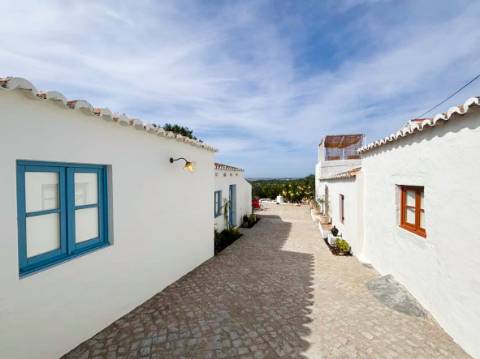 Propriedade de exceção em Estoi: Duas Quintas de Charme com Vista Mar Panorâmica | 3 Suites | Piscina | Terreno de 5800 m²