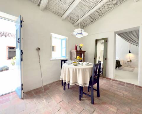 Propriedade de exceção em Estoi: Duas Quintas de Charme com Vista Mar Panorâmica | 3 Suites | Piscina | Terreno de 5800 m²