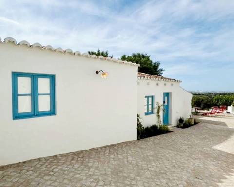 Propriedade de exceção em Estoi: Duas Quintas de Charme com Vista Mar Panorâmica | 3 Suites | Piscina | Terreno de 5800 m²