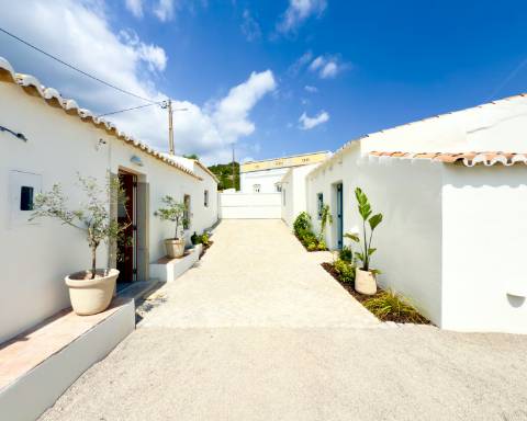 Propriedade de exceção em Estoi: Duas Quintas de Charme com Vista Mar Panorâmica | 3 Suites | Piscina | Terreno de 5800 m²