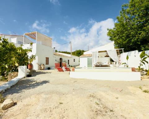 Propriedade de exceção em Estoi: Duas Quintas de Charme com Vista Mar Panorâmica | 3 Suites | Piscina | Terreno de 5800 m²