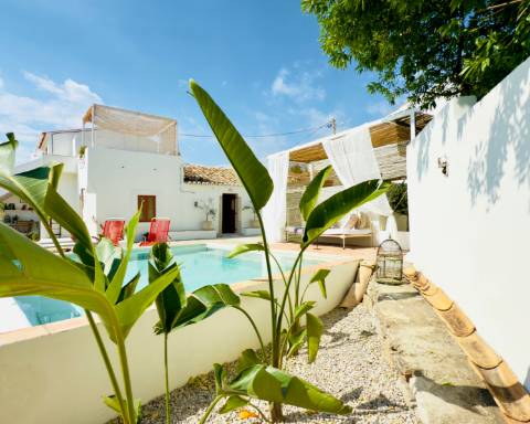 Propriedade de exceção em Estoi: Duas Quintas de Charme com Vista Mar Panorâmica | 3 Suites | Piscina | Terreno de 5800 m²