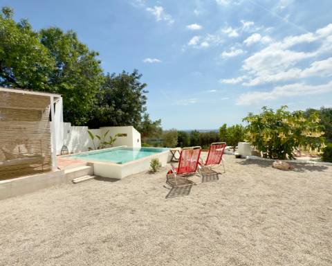 Propriedade de exceção em Estoi: Duas Quintas de Charme com Vista Mar Panorâmica | 3 Suites | Piscina | Terreno de 5800 m²