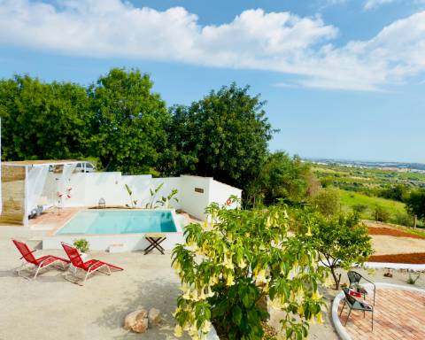 Propriedade de exceção em Estoi: Duas Quintas de Charme com Vista Mar Panorâmica | 3 Suites | Piscina | Terreno de 5800 m²