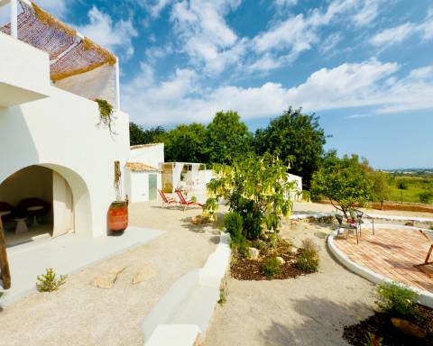 Propriedade de exceção em Estoi: Duas Quintas de Charme com Vista Mar Panorâmica | 3 Suites | Piscina | Terreno de 5800 m²