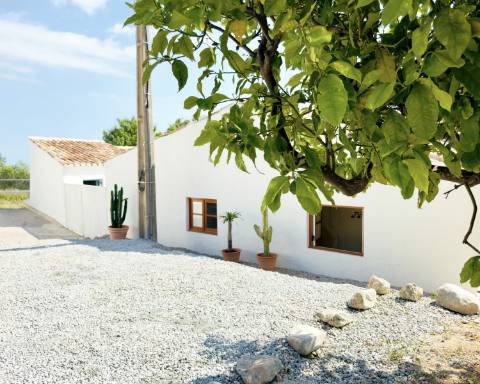 Propriedade de exceção em Estoi: Duas Quintas de Charme com Vista Mar Panorâmica | 3 Suites | Piscina | Terreno de 5800 m²