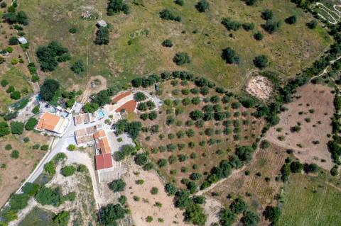 Propriedade de exceção em Estoi: Duas Quintas de Charme com Vista Mar Panorâmica | 3 Suites | Piscina | Terreno de 5800 m²