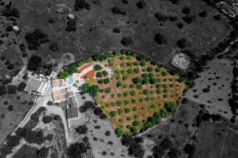 Propriedade de exceção em Estoi: Duas Quintas de Charme com Vista Mar Panorâmica | 3 Suites | Piscina | Terreno de 5800 m²