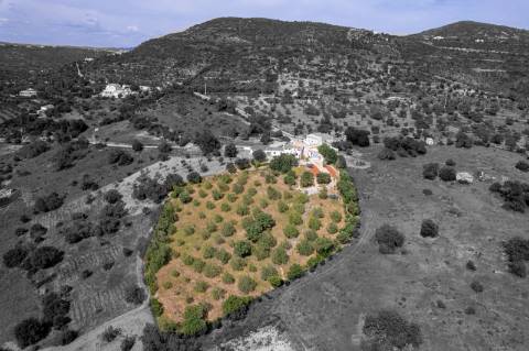 Propriedade de exceção em Estoi: Duas Quintas de Charme com Vista Mar Panorâmica | 3 Suites | Piscina | Terreno de 5800 m²